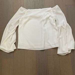 Olivaceous white flowy top